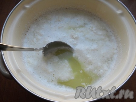 Поставить кастрюлю с молоком и сметаной на максимальный огонь. Это очень важно - огонь должен быть максимальным! Через 7-8 минут молоко начнёт закипать и в этот момент нужно влить в него лимонный сок, аккуратно перемешать. Молоко начнёт створаживаться, сыворотка отойдёт. Огонь уменьшить и прогревать молоко ещё 1 минуту.