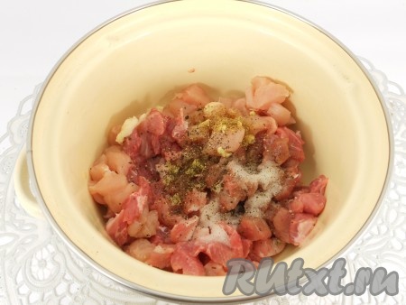 Добавить в мясо пропущенный через пресс чеснок, кориандр, перец и два вида соли: обычную и нитритную. Конечно, если у вас нет нитритной соли - добавляйте обычную. Вкус и цвет ветчины будет отличаться, нитритная соль придает и колбасный вкус, и яркий цвет. Но, если нет, все равно будет вкусно!
