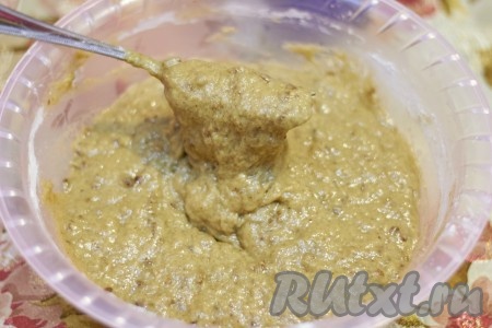 Добавляем к финикам растопленное сливочное масло, муку, сахар, яйцо и оставшуюся соду (0,5 чайной ложки). Замешиваем тесто.
