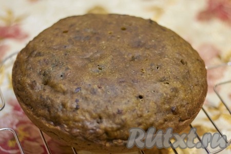 Можно выпекать корж в мультиварке на программе "Выпечка" в течение 60 минут. Можно испечь в духовке, для этого тесто нужно разделить на 2-3 части и выпекать в разогретой духовке по 20 минут при температуре 180 градусов. Обращаю Ваше внимание, что время приготовления и в мультиварке, и в духовке может отличаться, в зависимости от модели. Обязательно проверяйте готовность зубочисткой. В этот раз я выпекала в мультиварке вот такой корж получился.
