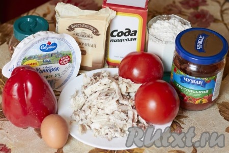 Подготовить продукты для приготовления пиццы на творожном тесте в духовке. Куриное мясо заранее отварить в подсоленной воде в течение 25-30 минут с момента закипания воды. Затем мясо остудить, отделить от костей. Для начинки потребуется 200 грамм варёного куриного мяса.
