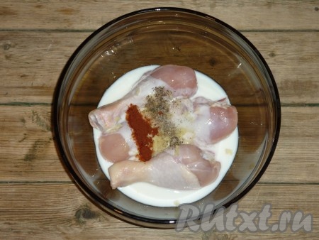 Имбирь и чеснок очистить, имбирь натереть на тёрке, чеснок пропустить через пресс. Залить кусочки курицы кефиром, добавить соль, паприку, молотый перец, имбирь и чеснок.&nbsp;

