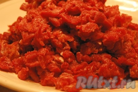Очищаем от всех пленок и тщательно, не торопясь, режем мясо ножом на мелкие кусочки. Это потребует времени. Кто торопится - может воспользоваться мясорубкой.