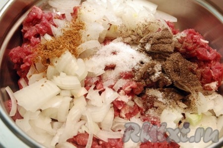 Соединить нарубленное мясо, лук, специи.