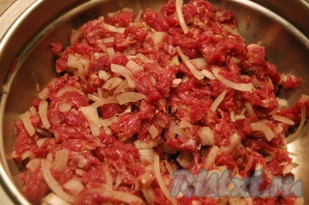 Перемешать нарубленное мясо, лук, специи.
