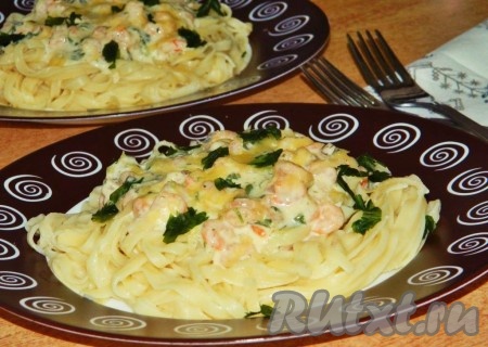 Пасту разложить по тарелкам, сверху выложить креветки в сливочно-чесночном соусе и сразу подать к столу. Это очень вкусно!