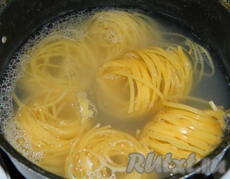 Заранее отварить пасту до готовности, для этого в кастрюлю с кипящей подсоленной водой выложить макаронные изделия, перемешать, дать закипеть, а затем варить пасту до готовности (обычно на варку требуется 7-9 минут, но точное время варки смотрите в инструкции на упаковке макарон, которые вы отвариваете). Сварившуюся пасту откинуть на дуршлаг.