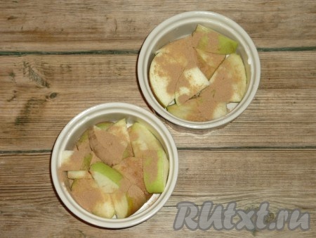 Посыпать корицей.
