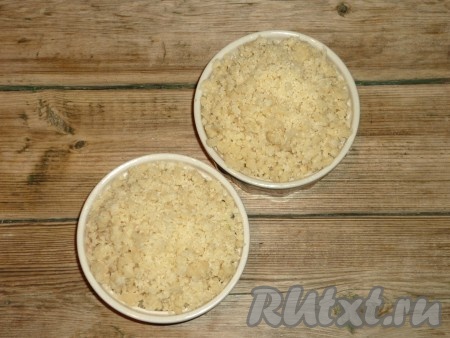 Теперь нужно выложить песочную крошку поверх яблок, чтобы она полностью их закрыла.&nbsp;