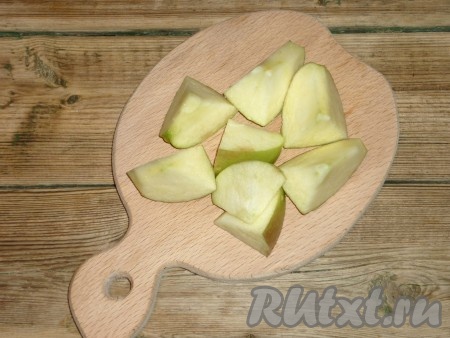 Яблоко помыть, разрезать пополам, удалить сердцевину с косточками и нарезать на средние кусочки (кожицу я не очищала).