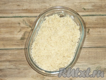 Перемешать смесь масла, муки и сахара сначала вилкой, а затем перетереть руками до получения однородной, мелкой песочной крошки.