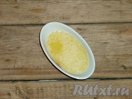 В смесь муки и сахара влить растопленное не горячее сливочное масло.&nbsp;