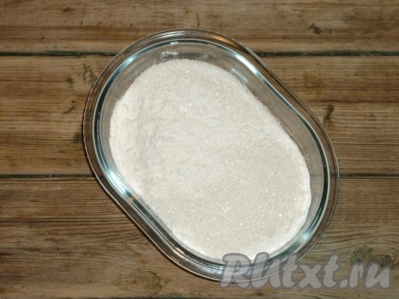 Соединить в миске сахар с мукой и перемешать.&nbsp;