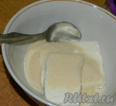 Пока выпекается бисквит, приготовить творожный крем: растереть творог с сахаром, понемногу добавить сливки, до получения консистенции крема.
