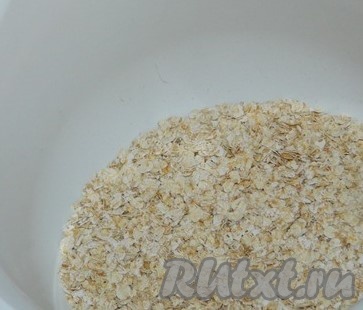 Отмерить нужное количество овсяных хлопьев и измельчить их блендером.
