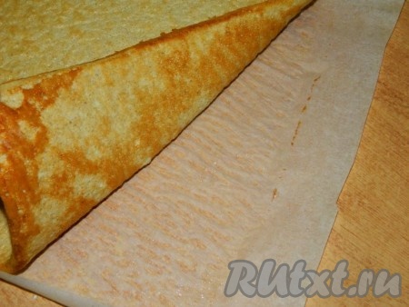 Бисквит не только не черствеет, но и не прилипает к бумаге (хотя качество бумаги тоже немаловажно).
