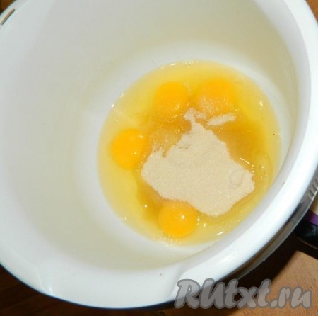 Хорошо взбить яйца с сахаром.
