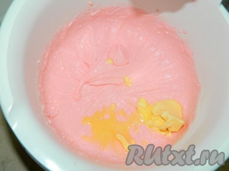 Затем добавить сухое молоко,&nbsp;ванилин и мягкое сливочное масло, перемешать до получения однородной массы, по желанию творожный крем можно подкрасить пищевым красителем.
