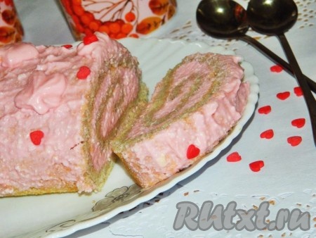 Бисквитный рулет с кремом готов. Выпечка получается изумительно вкусной.
