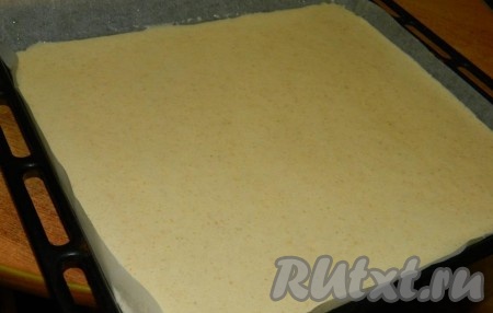 Во взбитую массу аккуратно вмешать творог, крахмал,&nbsp;измельченные хлопья и ванилин. Полученное тесто вылить на противень, застеленный бумагой, и поставить на 9-10 минут в духовку, разогретую до 180 градусов.
