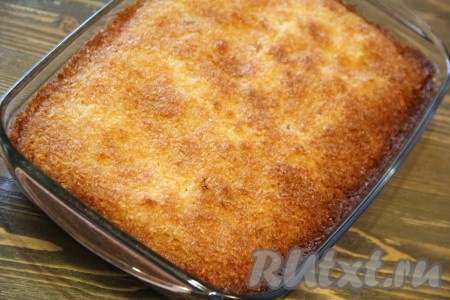 Поставить форму с тестом в разогретую духовку и выпекать при 180-200 градусах примерно 35-40 минут. Время приготовления зависит от толщины печенья. Верх кокосового печенья станет золотистого цвета.
