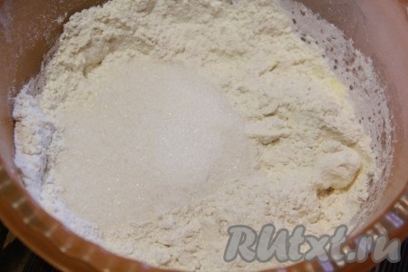 Перетереть масло с мукой в крошку. Затем добавить сахар и ванильный сахар.
