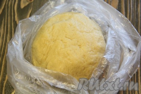 Замесить мягкое, нежное, не липнущее к рукам тесто. Тесто хорошо вымесить. Готовое тесто завернуть в пищевую плёнку и убрать на 1 час в холодильник.
