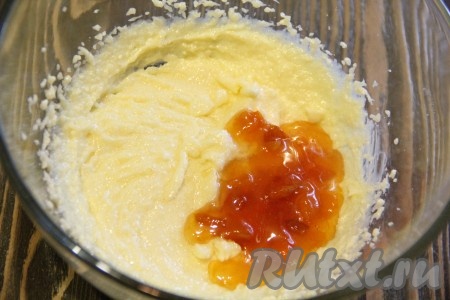 Всё тщательно перемешать. Затем добавить варенье и хорошо перемешать.
