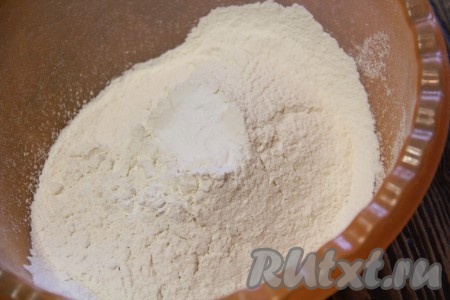 Муку просеять и смешать с разрыхлителем.
