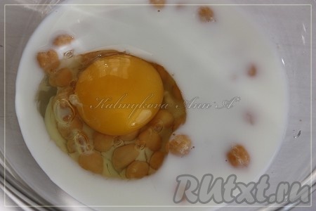 Нут сварить в соответствии с инструкцией на упаковке. Смешать яйцо, вареный нут, молоко и "ногой" блендера довести до однородного состояния.
