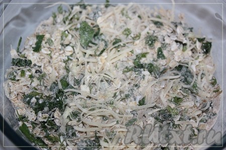 Соединить смесь сыра и зелени с мукой и овсянкой, перемешать.
