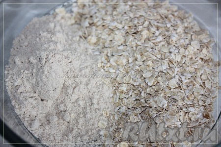 Смешать цельнозерновую муку и овсянку.
