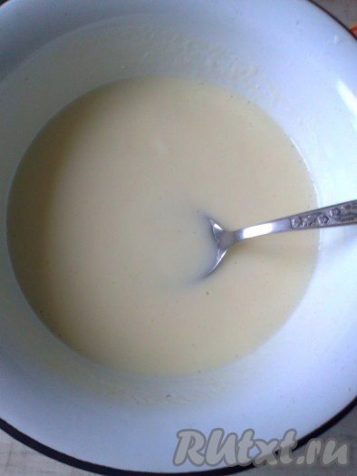 В глубокой миске смешиваем кефир комнатной температуры,&nbsp; сахар, яйцо, соль, соду, мягкое сливочное масло.