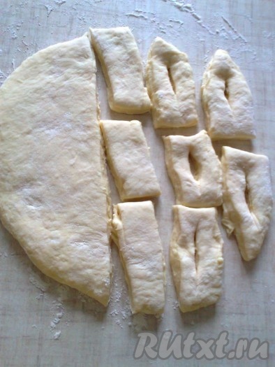 Готовое тесто раскатываем&nbsp; толщиной 1-1,5 см. Разрезаем на полоски. В середине прорезаем дырку.
