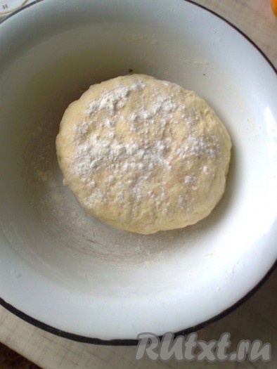 Добавляем к смеси 330 грамм просеянной муки, размешиваем ложкой. Постепенно добавляем в тесто еще муку, до тех пор, пока тесто не перестанет липнуть к рукам, но-немного, около 70 грамм (иначе тесто получится тугим, а оно должно быть очень мягким). Чем мягче получится тесто, тем воздушнее будут пышки. Собираем тесто в шар, кладем в миску, слегка посыпаем мукой, накрываем крышкой или полотенцем и оставляем на столе на 30 минут.
