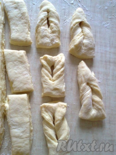 Через эту дырку протаскиваем один конец пышки.