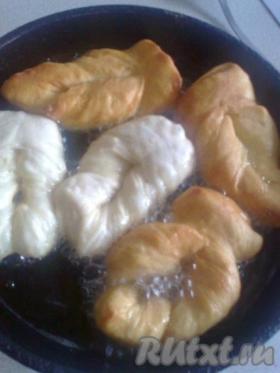 Обжариваем пышки на раскаленном растительном масле с двух сторон на среднем огне до румяного цвета. Масла надо столько, чтобы пышки были погружены в него хотя бы на половину.
