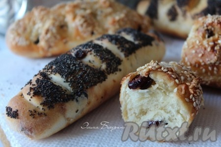 Выпекать в разогретой духовке 20 минут при температуре 180 градусов. Готовые молочные багеты сбрызнуть водой и накрыть салфеткой. Дать немного остыть.