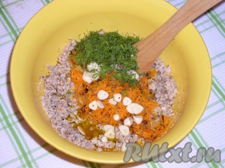 Лук мелко нарезать и обжарить до золотистого цвета, добавить мелкотертую морковь и прогреть в масле с луком до образования ярко-оранжевого цвета. Переложить обжаренные овощи в кашу, туда же добавить нарезанные чеснок и зелень.