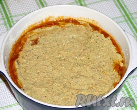 Форму для запекания смазать маслом и посыпать манкой. Выкладывать слоями кашу и зажарку из овощей.