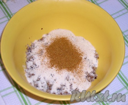 Итак, готовую кашу смешать с манной крупой (2 столовые ложки манки оставить для обсыпки формы) и специями. Перемешать и отставить.