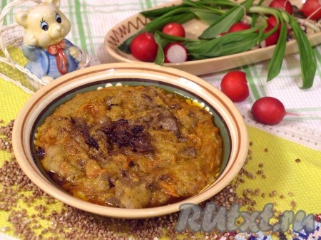 Раскладываем в глубокие миски. Каждому в тарелку кладем по части вкусной верхней корочки! Подавать с редисом, редькой, хреном, зеленью. При остывании наша гречневая каша похожа по консистенции на суфле. И также вкусна в холодном виде, как и в горячем. Пальчики оближешь!