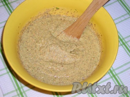 Взбить блендером в однородную массу. Посолить по вкусу. Быстро обжарить мелкорубленые грибы и переложить в отдельную мисочку. Но можно и пропустить обжаривание грибов, как кому по вкусу.