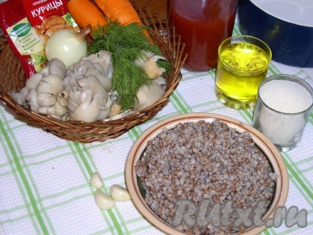 Вот наша гречневая каша и иже с нею, что сделает размазню необыкновенно вкусной. По Ушакову "размазня" означает нечто неоформленное, не имеющее вида. Я поделюсь секретом, как придать аппетитный вид размазне из гречки. Во-первых, сам процесс взбивания блендером значительно осветляет будущую кашу-размазню. А во-вторых, значительно улучшает цвет томат и каротин, который мы извлечем, обжаривая в масле морковь.