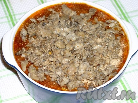Поверх каши выложить грибы и притрусить толчеными сухарями. Поставить в холодную духовку на средний огонь на 50 минут до образования корочки.