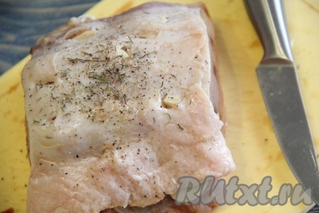 Затем натереть мясо со всех сторон солью, молотым перцем и тимьяном.