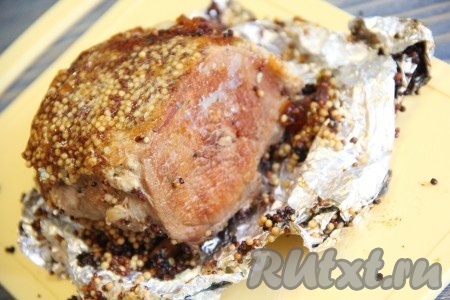 Запекать буженину из свинины в фольге в разогретой духовке при температуре 180 градусов 1,5-2 часа. Время запекания зависит от веса куска мяса. У меня мясо приготовилось за 1 час 40 минут. Готовую свинину можно оставить в духовке до полного остывания. Готовность мяса можно проверить деревянной зубочисткой. Сделайте несколько глубоких проколов в разных местах, если из них выделяется прозрачный сок, значит мясо готово. Если сомневаетесь, то подержите мясо подольше в духовке.