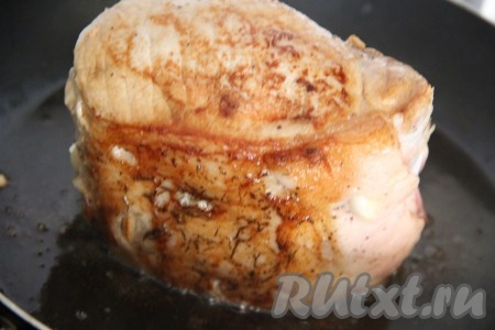 Обжарить кусок мяса со всех сторон до золотистой корочки на сильном огне (обжариваем по 2-3 минуты с каждой стороны). Нам нужно всего лишь добиться, чтобы свинина подрумянилась. В процессе обжаривания на ней образуется корочка, которая не даст выходить мясным сокам в процессе запекания свинины в духовке. А значит запечённое мясо получится более сочным и вкусным.