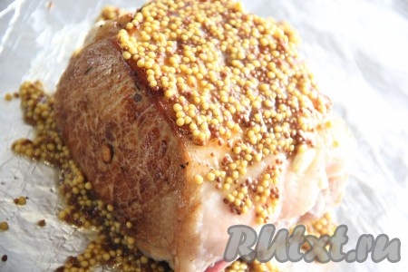 Положить обжаренную свинину на горчицу. Выложить вторую часть горчицы на мясо и равномерно распределить.