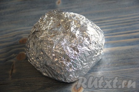 Тщательно завернуть свинину в фольгу со всех сторон.